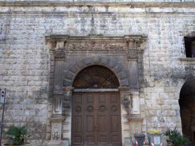 Il palazzo Pascale-Scarli � molto pi� antico: fu costruito nella seconda met� del 1500 e donato a Vito Pascale, segretario della duchessa Bona Sforza